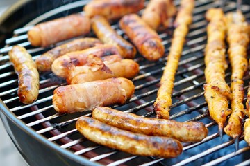 BBQ Grill Miniwürstchen und Grillfackeln