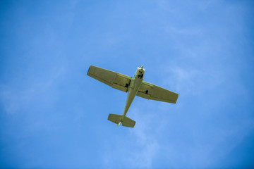 Mała awionetka na niebie © Kamil_k2p