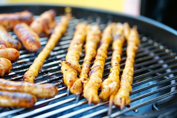 BBQ Grill Miniwürstchen und Grillfackeln