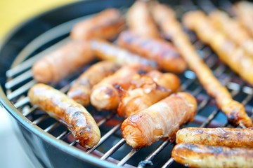 BBQ Grill Miniwürstchen und Grillfackeln