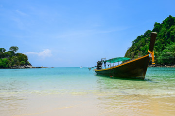Fototapeta na wymiar The beauty of the sea, the beach,the blue sky With a long tail boat in the sea of Koh Kam, Laem Son National Park, Ranong Province, Thailand.