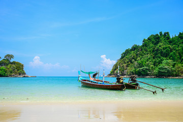 Obraz premium The beauty of the sea, the beach,the blue sky With a long tail boat in the sea of Koh Kam, Laem Son National Park, Ranong Province, Thailand.