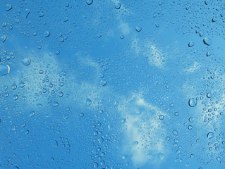 Blauer Himmel und Wassertropfen nach Regen als Hintergrund, Raum für Text