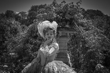 Jeune et jolie jeune modèle en robe d'époque