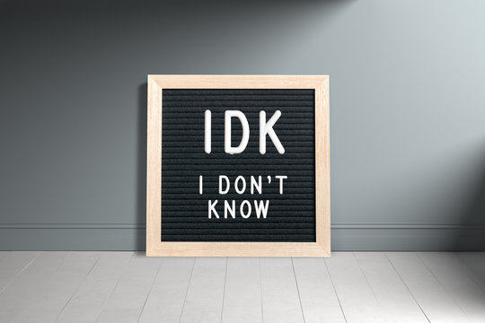 Buchstabentafel mit Nachricht "IDK - I don't know" 