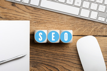 Würfel mit Aufschrift SEO auf Holzuntergrund