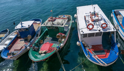 Boote im mediterranen Hafen von Gallipolli in Apulien-Italien