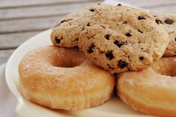 cookies fait maison et donuts ,sur une assiette