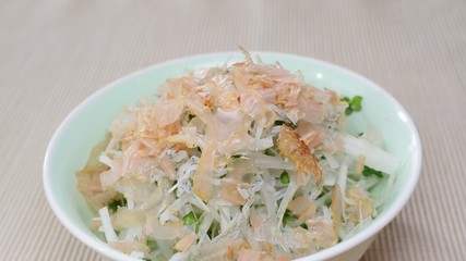 ブロッコリースプラウトと大根のサラダ