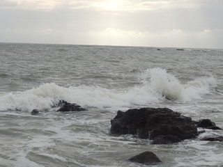 Fototapeta premium waves crashing on rocks