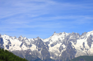 Fototapeta na wymiar Mont Blanc chain with snow