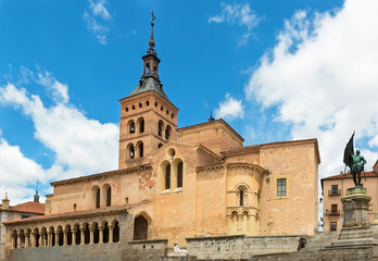 Fototapeta na wymiar old church of San Martín in Segovia