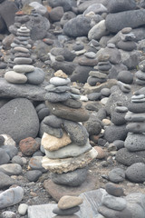 Fototapeta na wymiar figuras de piedra en la costa