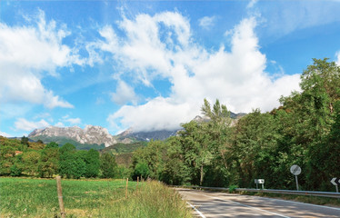 Fototapeta na wymiar road and mountains in northern spain