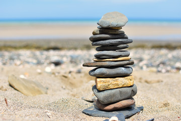 cairn, pierre empilees au bord de mer
