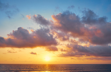Obraz na płótnie Canvas Beautiful orange sunset over the ocean