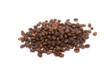 Naklejka premium Ziarna kawy na białym tle. Odosobniony.