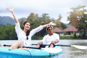 Obraz premium Couples are kayaking with a happy holiday.