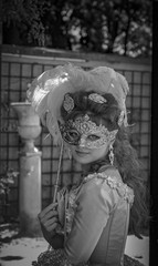 Jeune et jolie modèle féminin en robe d'époque