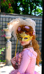 Jeune et jolie modèle féminin en robe d'époque
