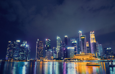 Fototapeta premium Skyscrapers at night in Singapore