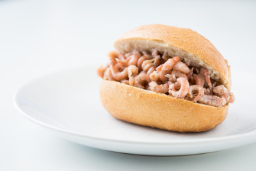 Nordseekrabben Brötchen als Fischbrötchen als schneller regionaler Imbiss