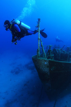 Pınar 1 shipwreck bow and scuba diver