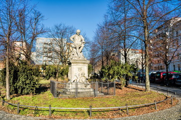 Obraz premium altes denkmal von alois senefelder am senefelder platz in berlin, deutschland