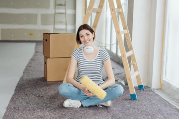 Frau streicht ihre neue Wohnung 