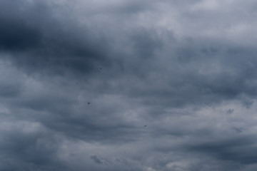 Obraz premium Blue storm clouds before the rain, dramatic sky