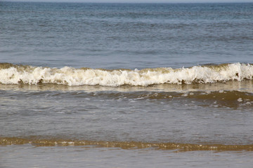 wasser in bewegung auf der nordsee insel juist deutschland fotografiert an einem sonnigen tag während eines spaziergangs