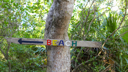 Handmade sign pointing toward the beach. 