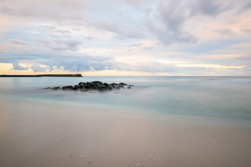 Fototapeta na wymiar plage, sable et rocher