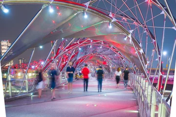 Foto auf Acrylglas Helix-Brücke Schneckenbrücke nachts in Singapur
