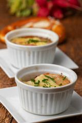 französische Zwiebelsuppe auf Holz