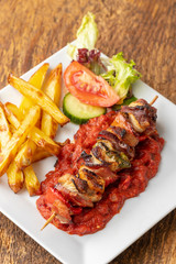 Schaschlik mit Pommes