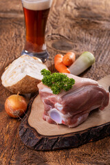 Rohes Schweinefleisch auf Holz