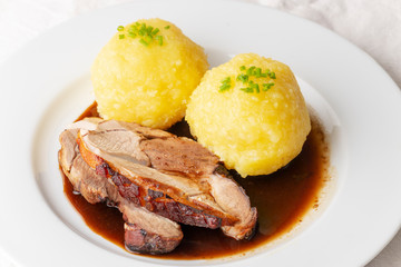 bayerischer Schweinebraten mit Knödeln