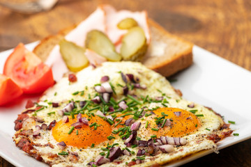 Spiegeleier mit Brot