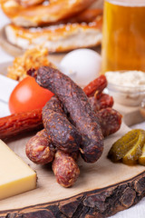 deutsche Wurst mit Käse und Bier