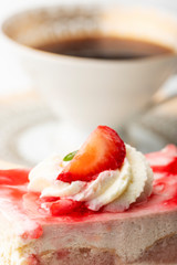 Erdbeerkuchen und eine Tasse Kaffee