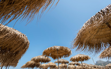 Sonnenschutz am Strand, Sonnenschirme vor blauem Himmel, Textfreiraum