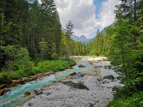 Fridays for future - save the nature, tuerkisener Fluss im Wald, Natur, Auszeit herrlich Wandern