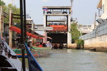 Fototapeta na wymiar Schleuse in Bangkok