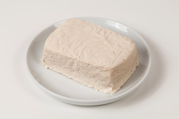 Stück Tofu auf Teller