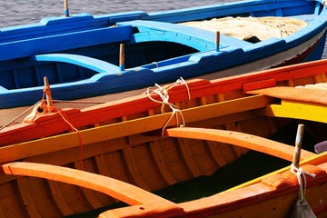 pequeños barcos en puerto siciliano