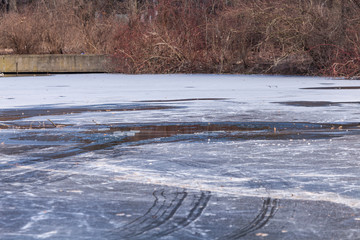 Einbruchstelle im Eis des Landwehrkanals in Berlin