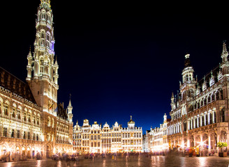 Fototapeta na wymiar The Grand place in Brussels Belgium at night with beautiful lights