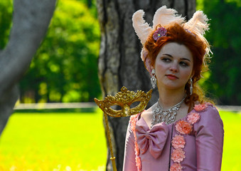 Jeune et jolie modèle féminin en robe d'époque