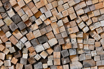 Brennholz-Stapel aus gesägtem Balkenholz im Winter